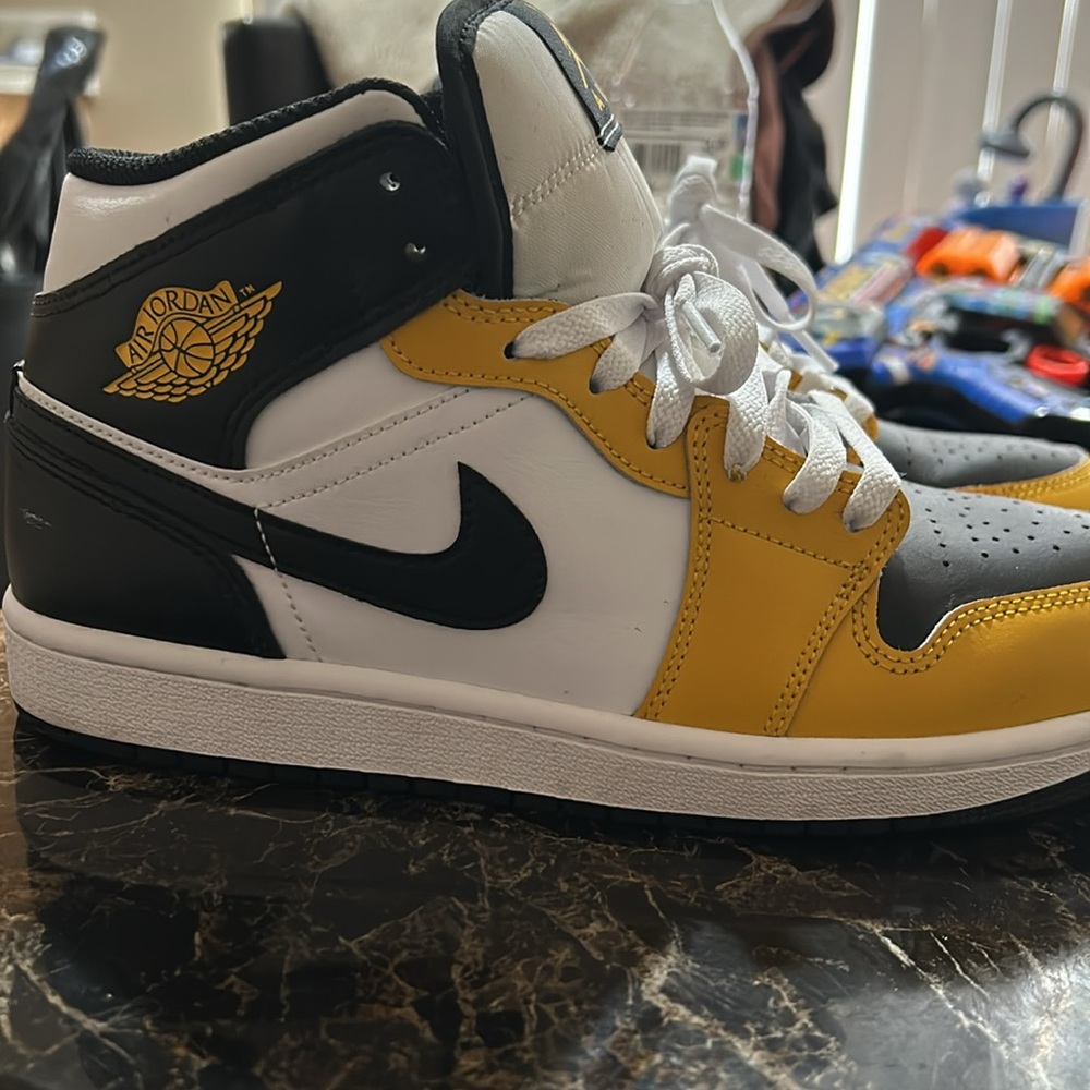 Jordan 1 mid yellow Ochre (comes with crease protectors)